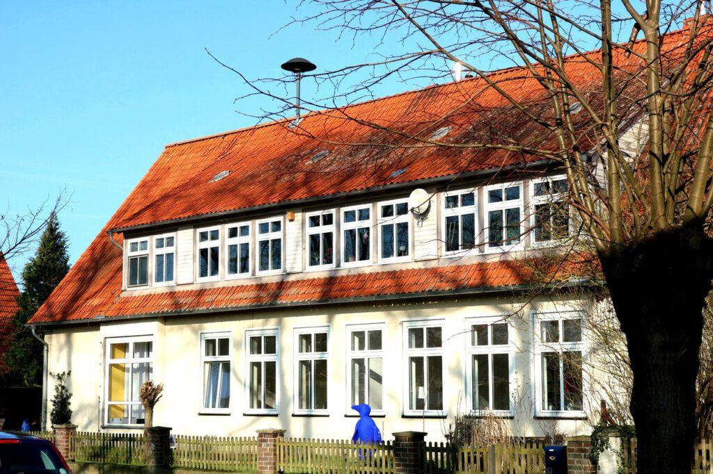 Frühere Schule, heute Mietshaus, im Februar 2023 